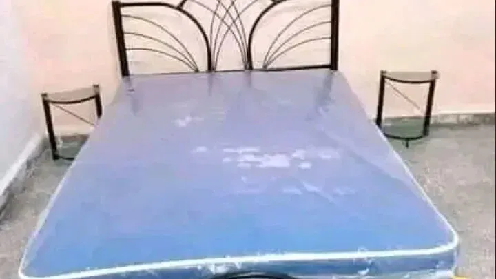 cama mas colchon y mesas de noche