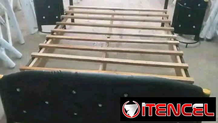 Cama camera de tubo tapizada con mesas de noche. Entrega a domicilio sin costo adicional en toda la Habana.