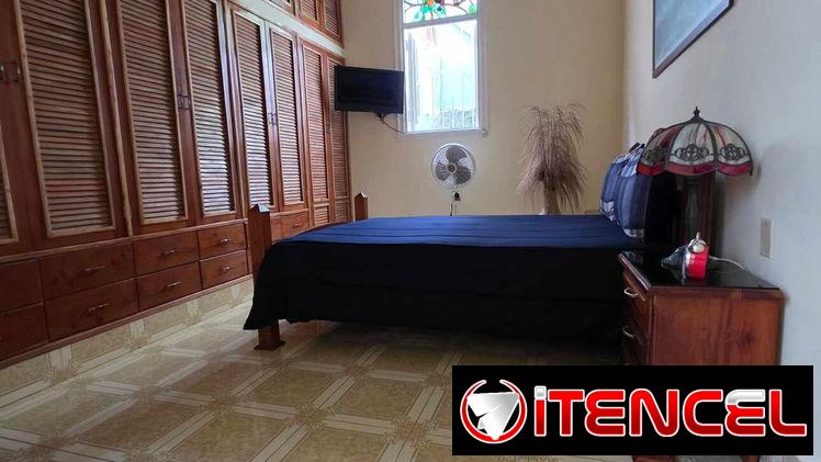 PLAYA, LA SIERRA, CASA INDEPENDIENTE PROPETARIOS ANTES DE LA REVOLUCIÓN, ÓPTIMO ESTADO,  4 HABITACIONES, 2 BAÑOS, GARAJE