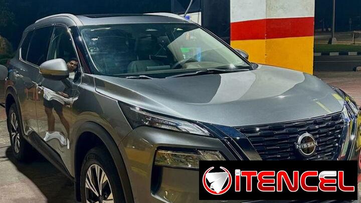 Carro moderno Nissan x-Trail 2024