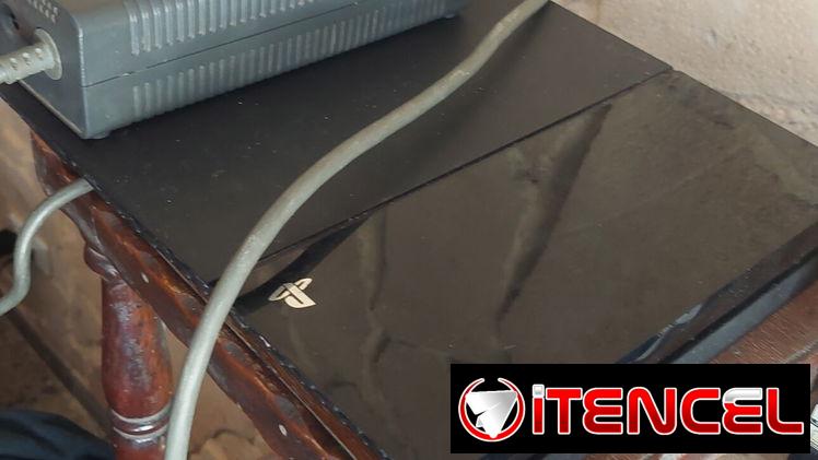 Ps4 fat pirateado con fuente adaptada de xbox,unico detalle se enciende por el mando o lector