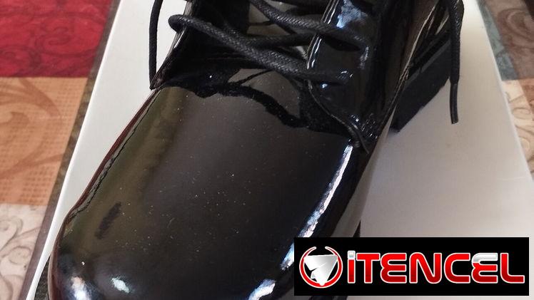 Zapatos de hombre y sandalia de mujer