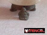 Vendo centro de mesa antiguo chino, de opalina y bronce con budas. Precio 50 usd.