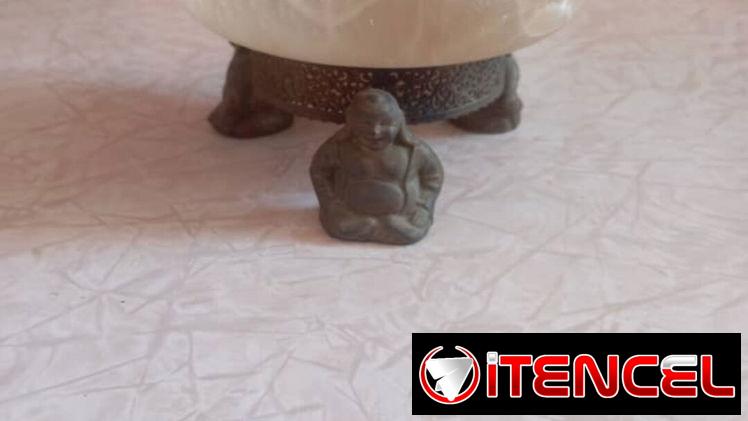 Vendo centro de mesa antiguo chino, de opalina y bronce con budas. Precio 50 usd.