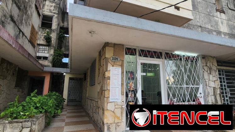 Alquiler de local puerta de calle con frente de cristal sedado 27 y 10. Ideal para mercadeo o tienda