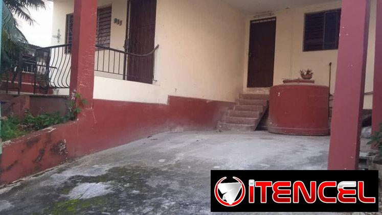 Amplia casa capitalista, de dos plantas en Víbora Park !!!