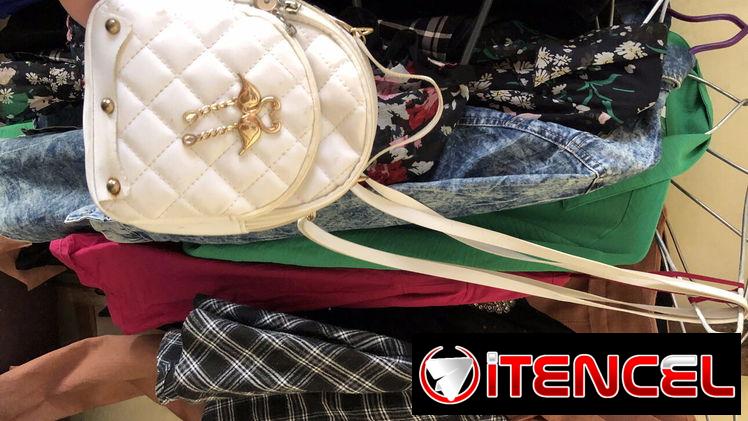 Carterita de doble bolsillo con tirante largo