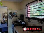 Se vende casa en Reparto Los Cocos en Boyeros con patio de tierra poseedor de árboles frutales.