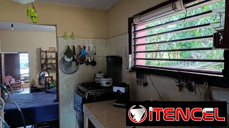 Se vende casa en Reparto Los Cocos en Boyeros con patio de tierra poseedor de árboles frutales.