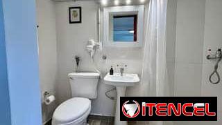Listo para mudarse de inmediato. 1 recámara, 1 baño.