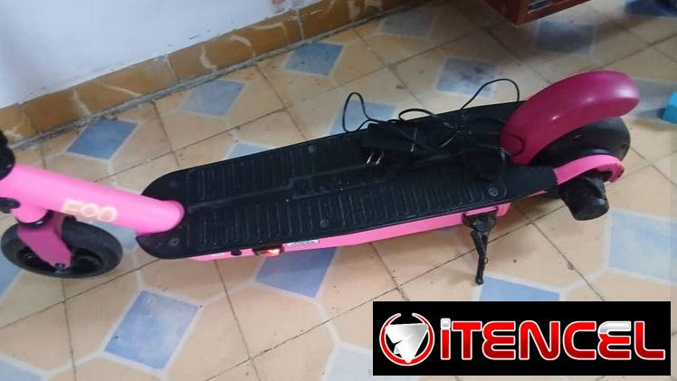 Scooter eléctrico 🛴 para niños de poco uso con su cargador. 80 USD. wa.me/54298473. — foto 2
