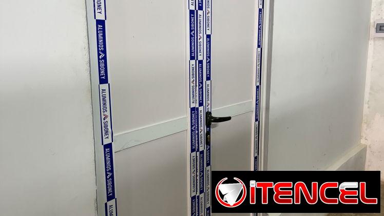 Marquetería de aluminio y cristal en el aire — foto 2