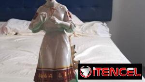 Muneca de adorno de porcelana