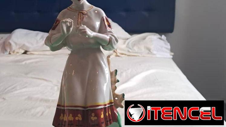 Muneca de adorno de porcelana