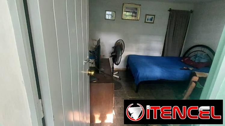 Casa de 2 plantas, 4 cuartos 1 arriba y 3 abajo