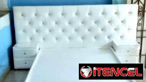 Cama tapizada con mesitas