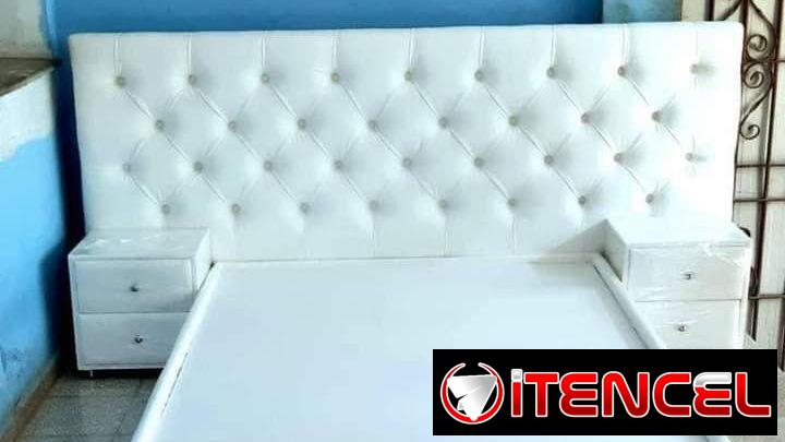 Cama tapizada con mesitas