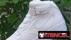 Tenis Air Force y modelo botica