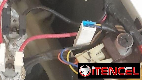Vendo una Lavadora Samsung Automática Rota para reparar o para piezas. Tel 52938021 — foto 2