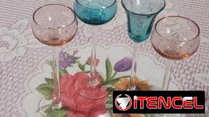 Copas antiguas de diferentes colores