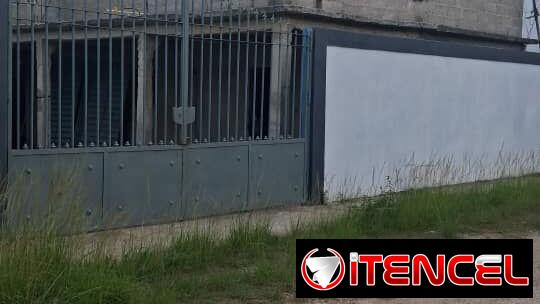 Casa en Arroyo Naranjo de 3 niveles, piscina, con terreno anexo y estructura ideal para negocio u otro apartamento.