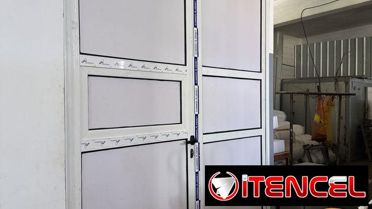 Marquetería de aluminio y cristal en el aire — foto 1