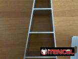 kit de estructura o soporte tipo torre de aluminio diseñado para la instalación inclinada de paneles solares.