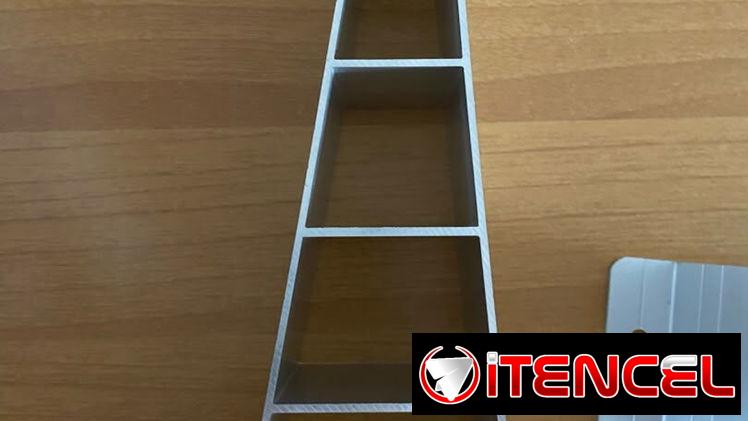 kit de estructura o soporte tipo torre de aluminio diseñado para la instalación inclinada de paneles solares.