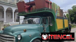 Camión de mudanzas con brigada en la Habana
