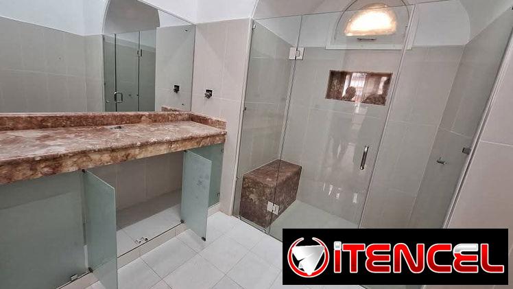 Trabajos de Cristal (Puertas, mamparas, closed, barandas de escaleras y más)