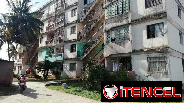 Permuto o vendo apto de 3/4 con closets, en primer piso, sala comedor amplia, baño y cocina enchapdos, con la instalació — foto 2