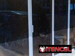 CARPINTERIA DE ALUMINIO CON CRISTAL .