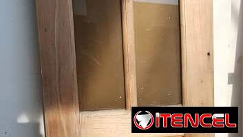 Ventana grande y puerta de baño pequeña — foto 1