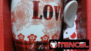 Tazas decoradas con cucharas