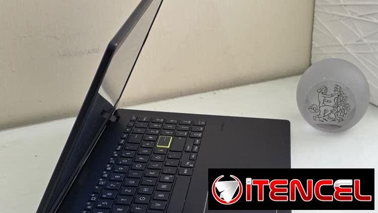 Laptop ASUS VivoBook  (Básicamente Nueva)  Procesador Intel(R) Celeron (R) N4500  Grafica GPU Intel(R) UHD Graphics  4GB