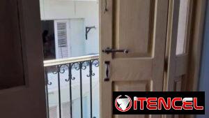 52435224 +525580152883 Apartamento en Casco Histórico de un cuarto, segundo piso,dos balcones a la calle .El edificio co