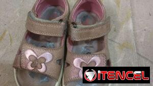 Vendo sandalias de uso para niña.