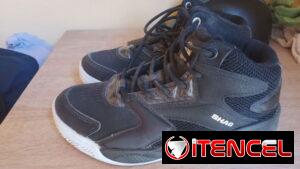 TENIS DE NIÑO JORDAN BOTICAS NEGRAS SUPER FUERTES #34 POCO USO MARCA SHAQ