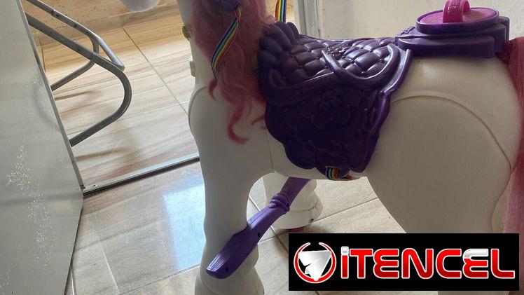 unicornio eléctrico de batería anda en perfectas condiciones. Con su cargador y todo en buen estado
