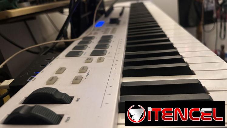 TECLADO MIDI ALESIS KEYLAB ESSENTIAL 88 + SOPORTE + PEDAL YAMAHA – 330 USD
