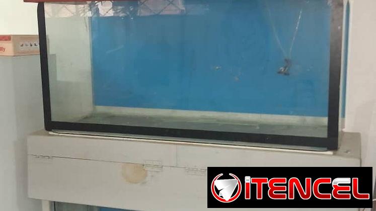 2 peceras de 130cmx68cmx44cm cristal de guagua y mueble con tapas y luces…120 USD..52433043