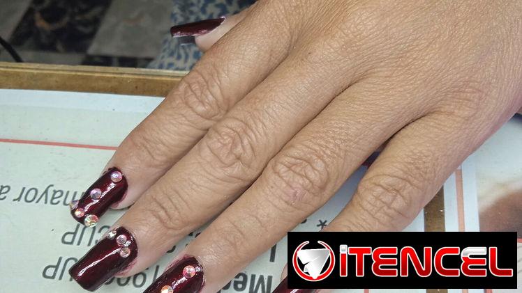 Uñas acrílicas con piedras — foto 2
