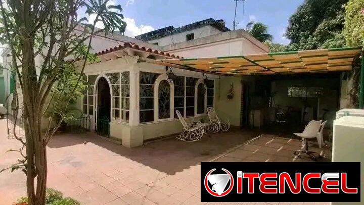 Venta de casa colonial independiente en Playa en 220000