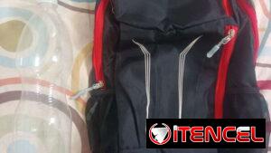 Se vende mochila nueva, color negro y rojo. Es pequeña