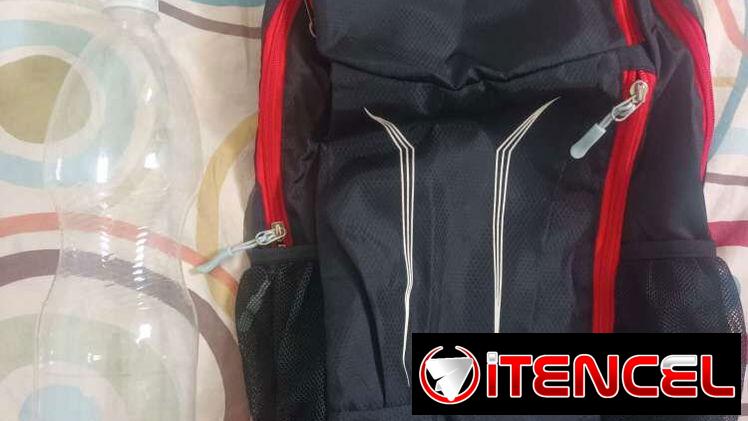 Se vende mochila nueva, color negro y rojo. Es pequeña