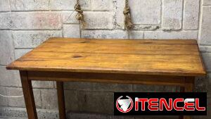 Mesa de madera y de hierro con mármol