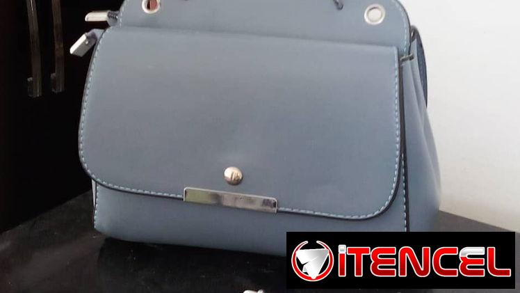 Cartera gris de mujer.
