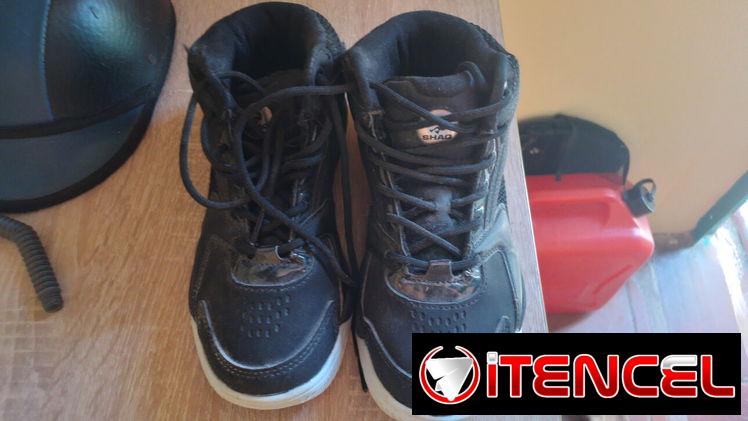 TENIS DE NIÑO JORDAN BOTICAS NEGRAS SUPER FUERTES #34 POCO USO MARCA SHAQ
