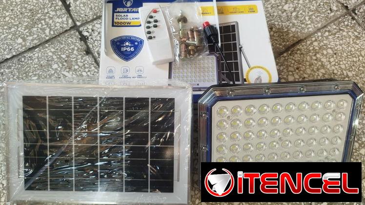 Lámpara LED JORTAN PARA EXTERIORES 1000W con mando panel solar con cable y con su base (tornillo para hacer su montaje )