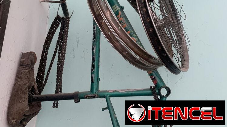 Cuadro de bicicleta 20 con llantas 40 usd